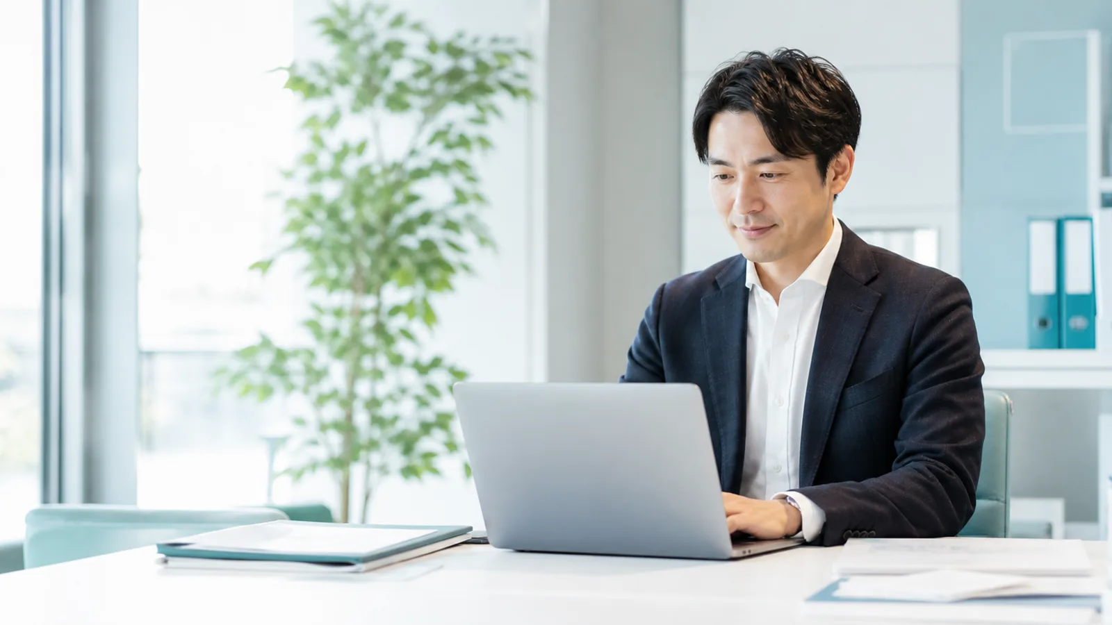 オフィスで物件管理業務に取り組む担当者